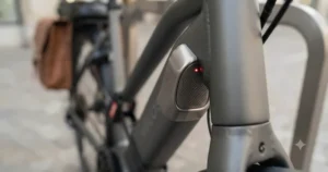 Graphic highlighting the motion-sensitive alarm system on an urban electric bike.